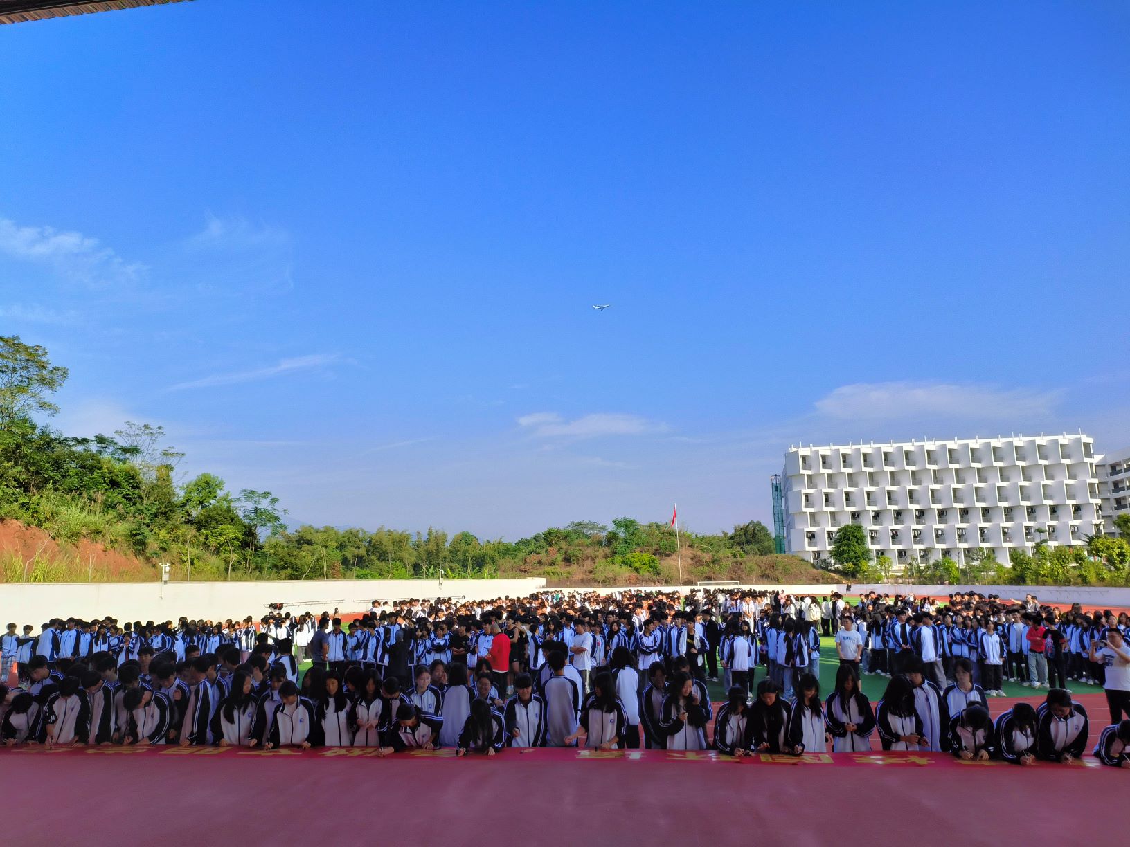 星空（中国）开展＂爱护校园环境，共建文明校园＂主题活动签名仪式