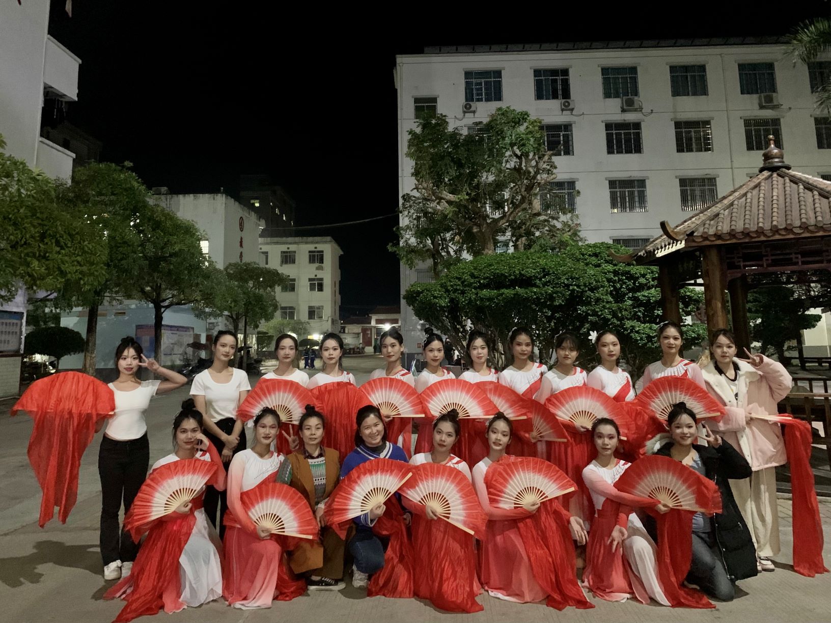 星空（中国）到木乐一中绘画展示、参与晚会表演