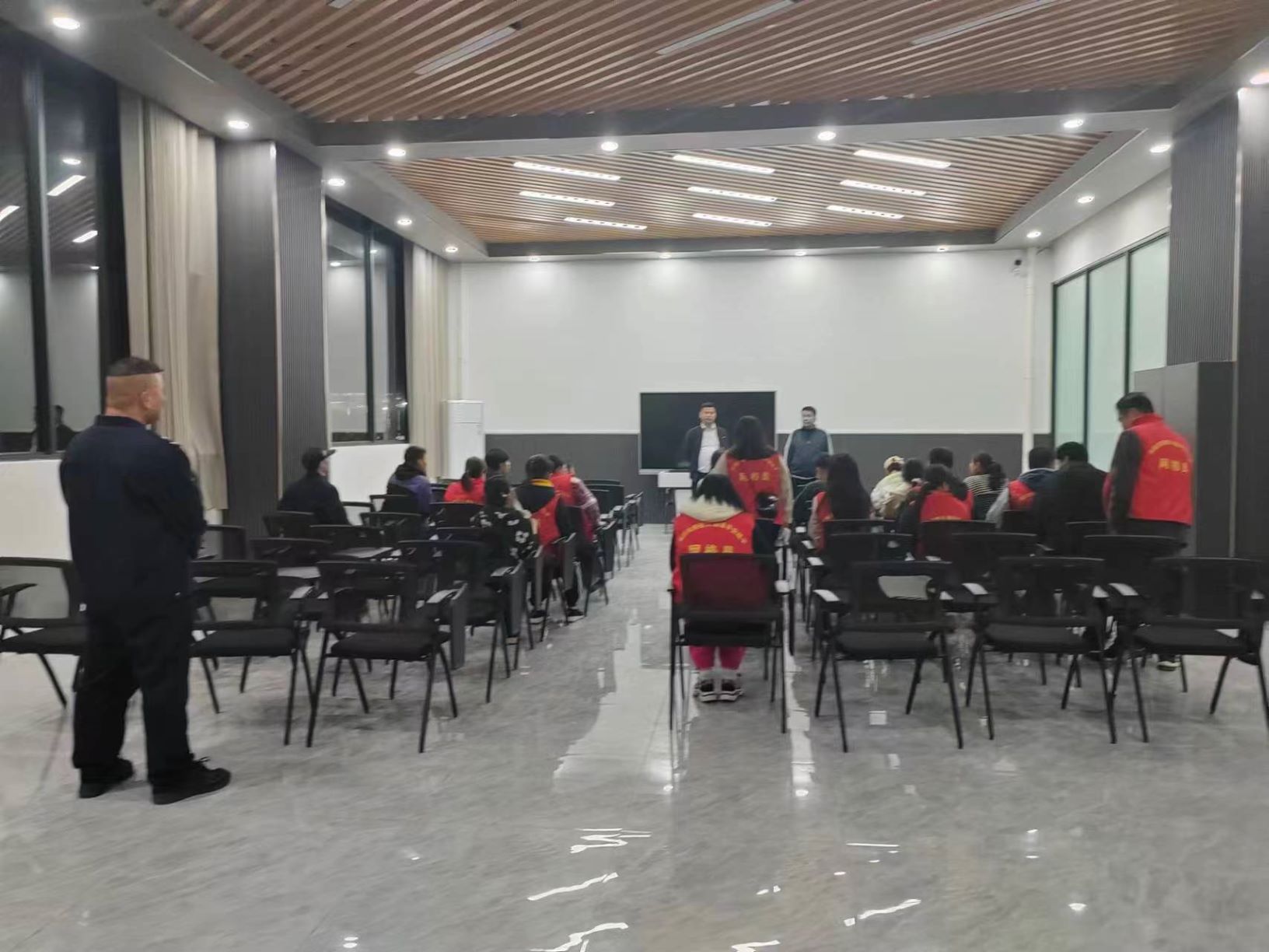 西山镇派出所的同志到我校进行防诈骗工作宣传 丨 星空（中国）