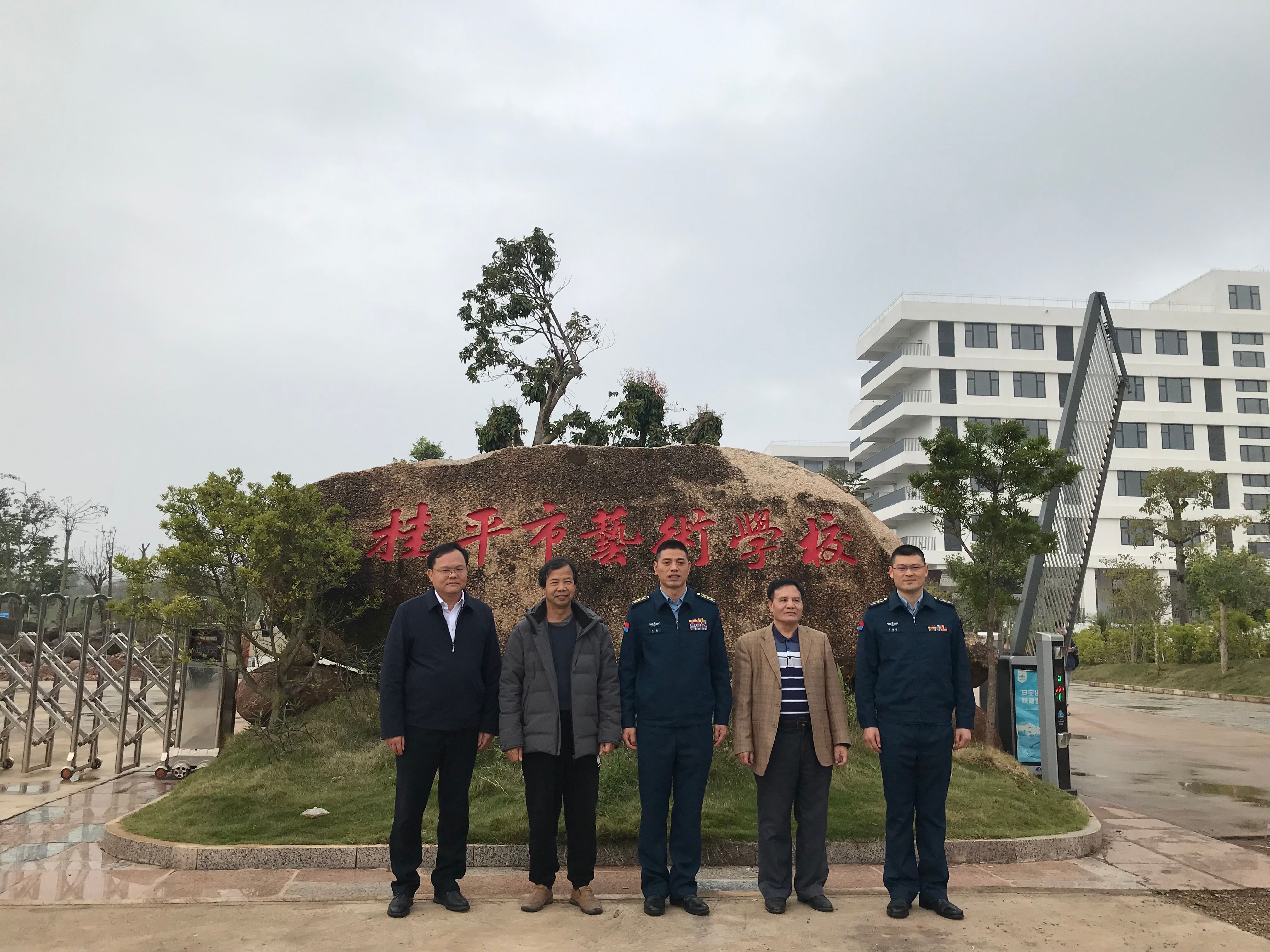 部队首长到我校指导工作丨 星空（中国）  丨一方水土养育一代人。军民鱼水情，让我们的家园充满阳光、充满生机、充满希望！